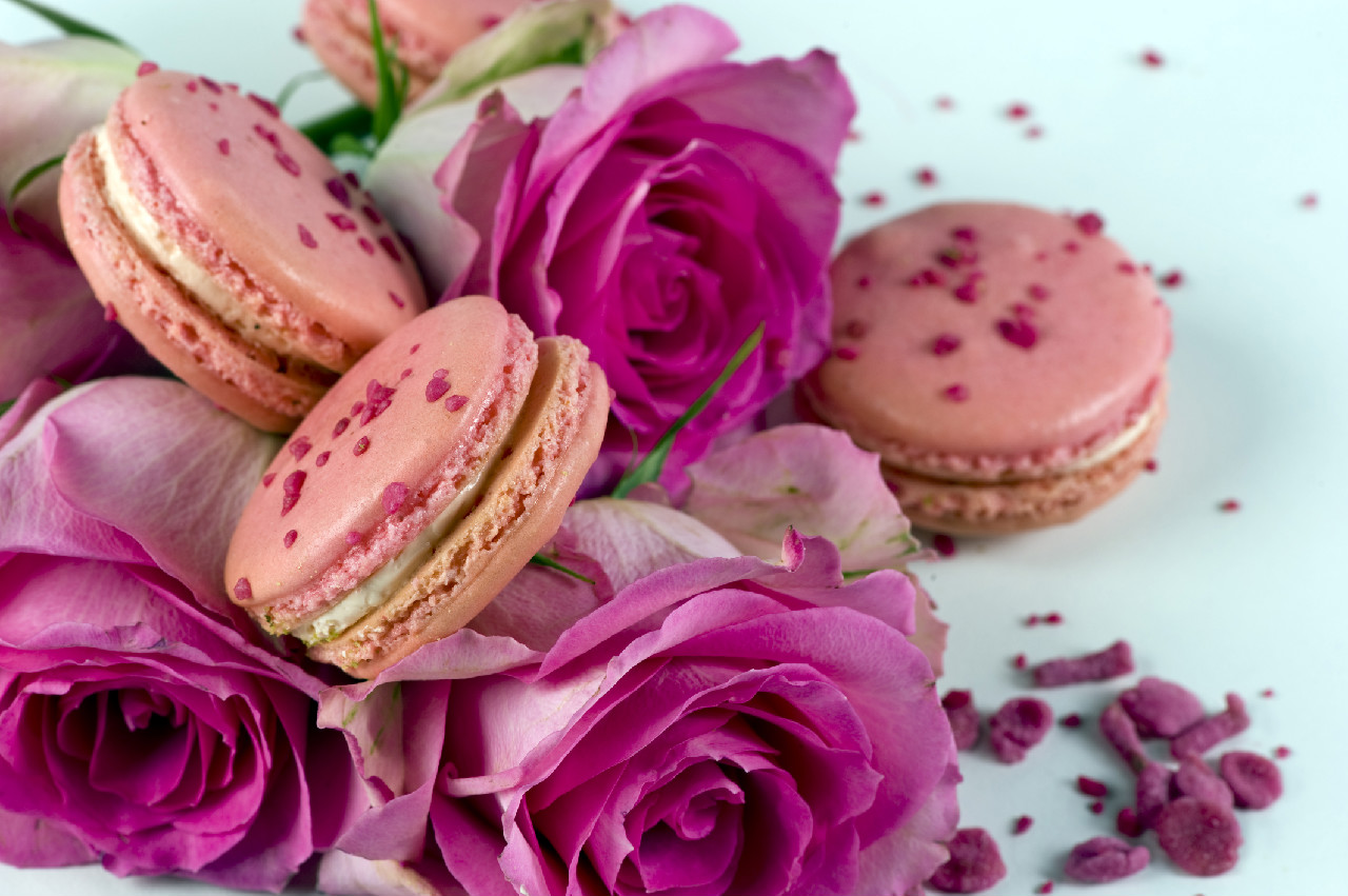 Нежные сладости. Нежные цветы и сладости. Сладости розовый. Нежные пирожные. Нежные цветы и пирожные.