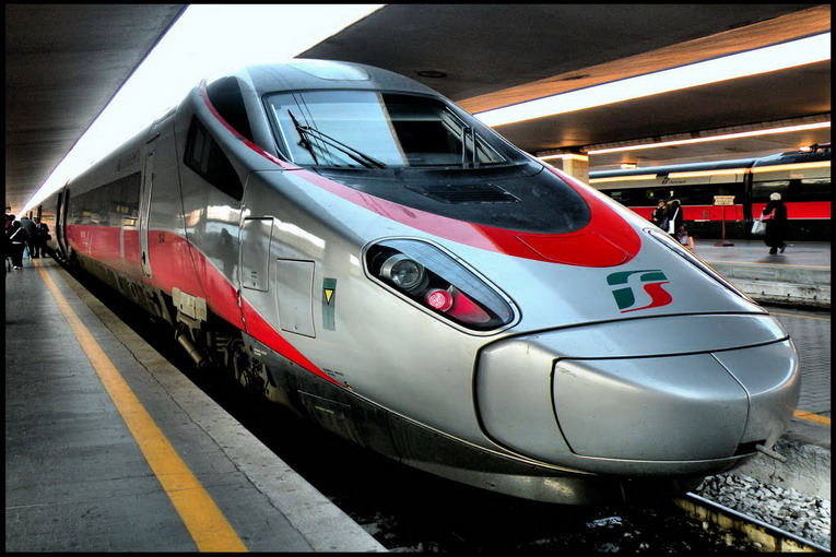Скоростные поезда направления. Frecciargento поезд. Итальянские поезда. Скоростной поезд "стрела". Скоростные поезда Италии.